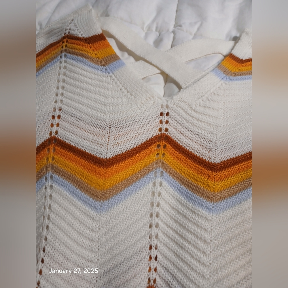 Beautiful form fitting sweater - Picture 3 of 7